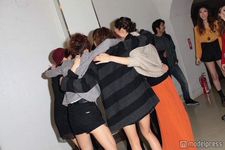 編集長、スタッフも交えて、円陣を組むチーム「KATY」