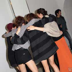 編集長、スタッフも交えて、円陣を組むチーム「KATY」