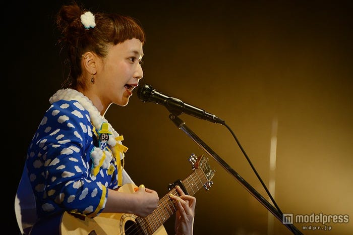 しなやかな歌声を響き渡らせる三戸なつめ