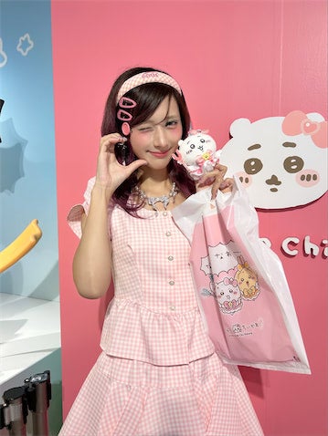 しなこ、可愛すぎるピンクコーデで"推し"と2 ショット「どっちがちいかわか分からない」