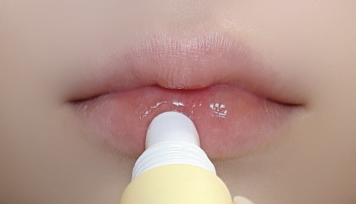 リップを塗る前に唇をリップクリームで保湿している様子
