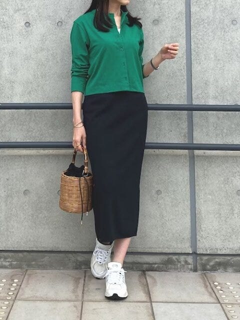 黒スカート グリーンカーディガン