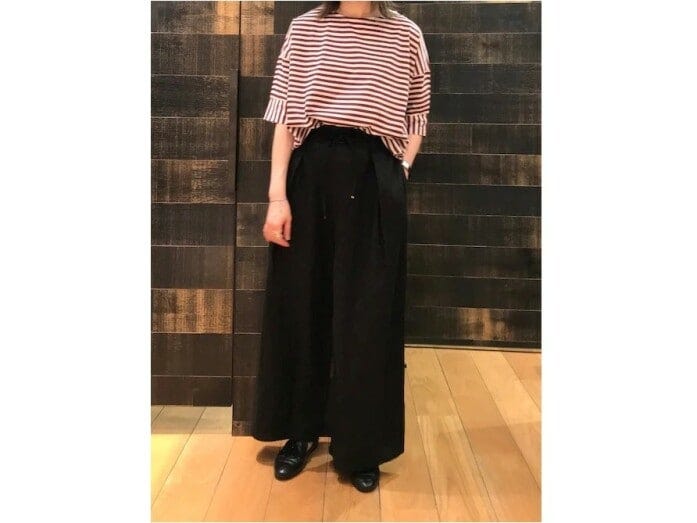 リネン素材の黒パンツは、マットで柔らかい発色で夏にぴったり 出典:WEAR