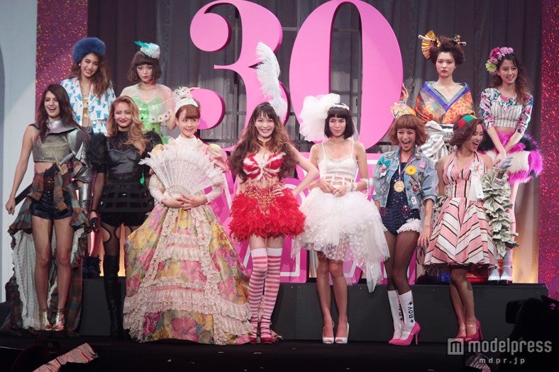 藤井リナら「ViVi」モデルが豪華コスチュームをお披露目