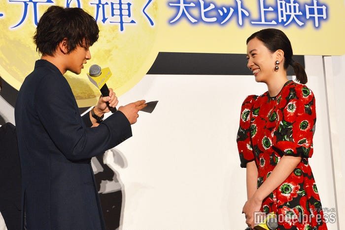 永野芽郁(右)に手紙を読む北村匠海(左)/(C)モデルプレス