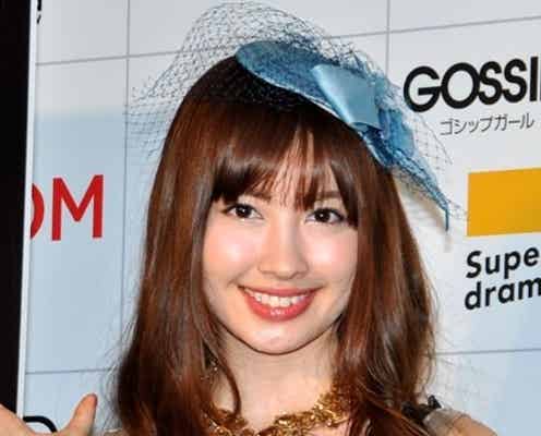 AKB48小嶋陽菜、豊満な美バストを大胆披露 セクシーガーリーな世界を表現
