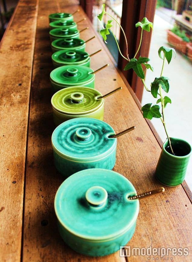 お洒落なシュガーポットと真鍮のスプーンも工房製のもの／画像提供：森森舎