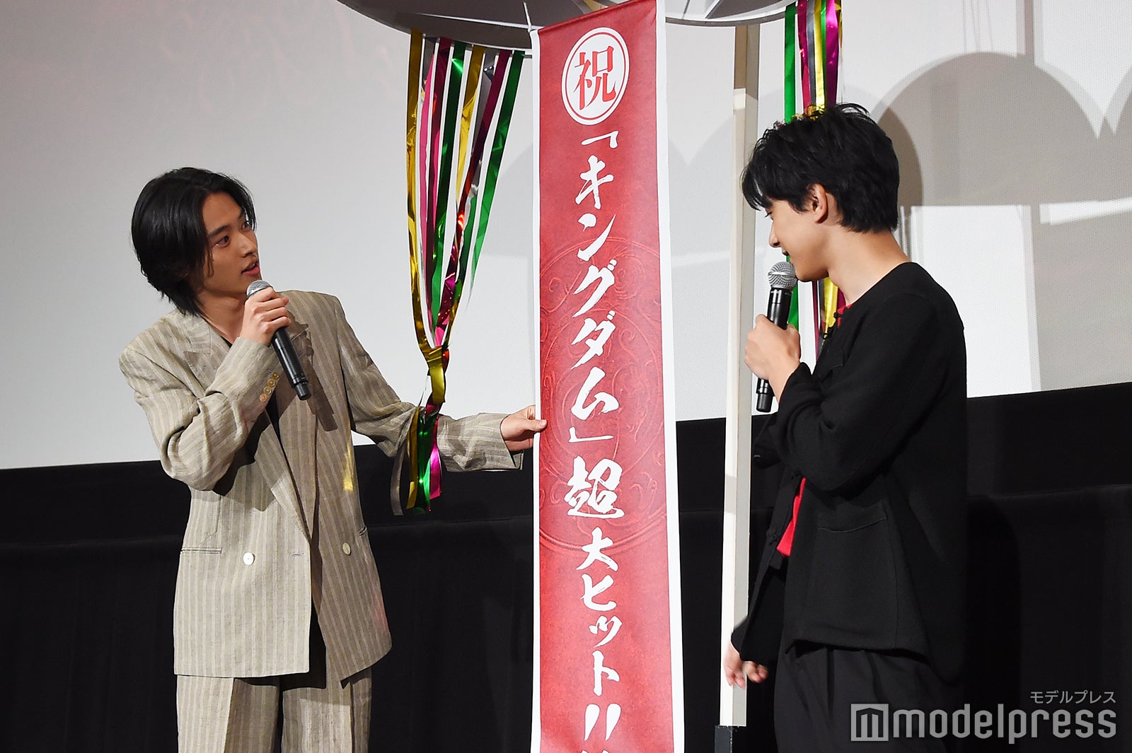 くす玉の垂れ幕を「かっこいい」と見つめる山崎賢人、吉沢亮 （C）モデルプレス