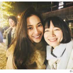 モデルプレス - 吉岡里帆&中村アン、仲良し2ショットの背景に“写り込み”「後ろに何かいる」