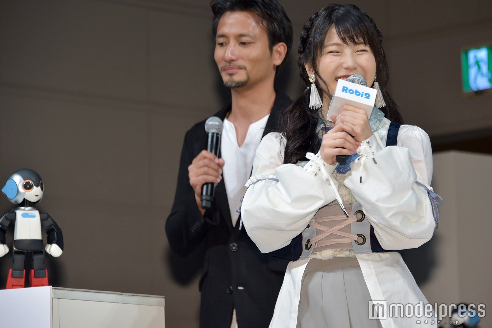 ロボットから名前で呼び掛けられ笑顔を見せる横山由依 （C）モデルプレス
