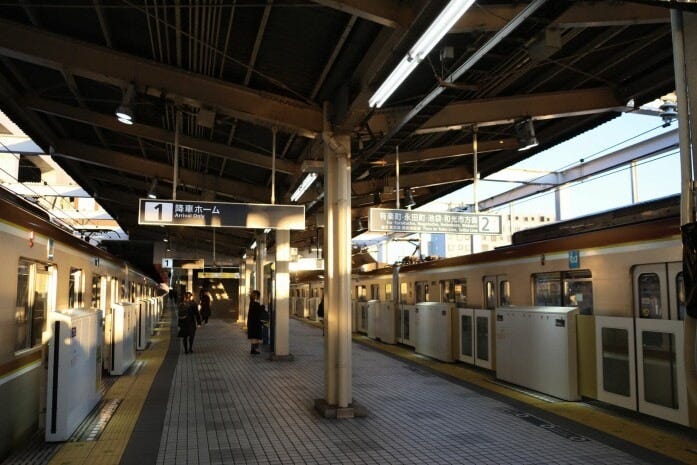 地上にある新木場駅ホーム
