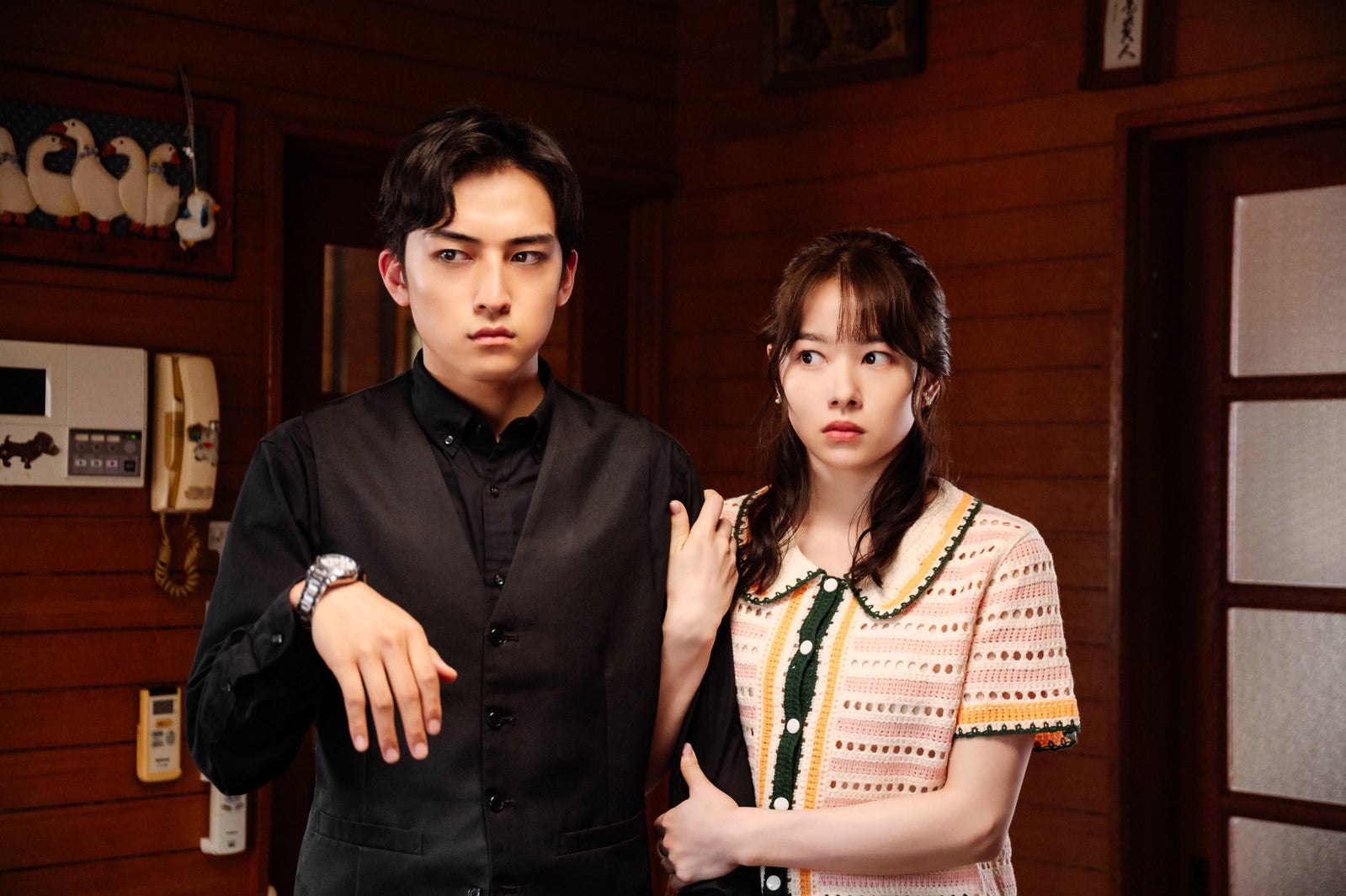 日穏、桜井日奈子（C）「死神バーバー」製作委員会