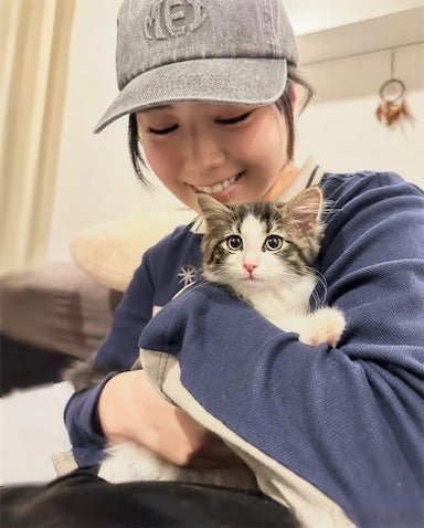 東雲うみ、1年で倍以上に巨大化！ 愛猫を抱っこした成長比較ショットが話題「ふたりとも幸せそう」
