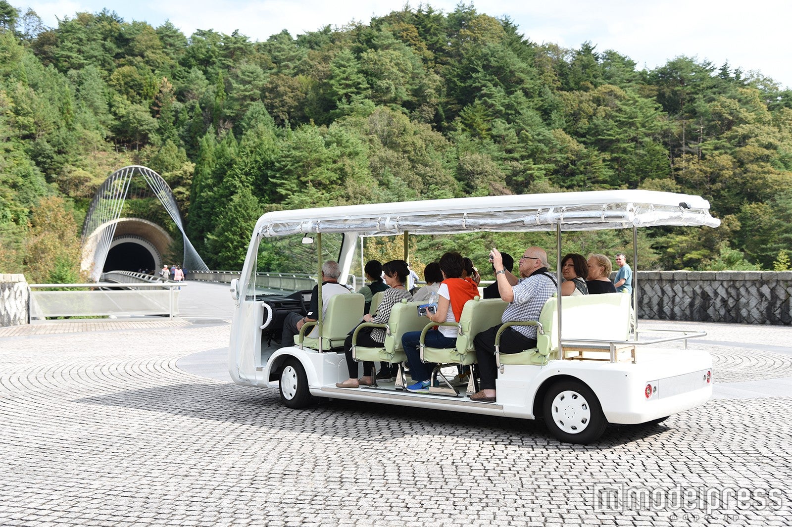 2棟の間を繋ぐ送迎サービス（C）モデルプレス