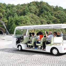 2棟の間を繋ぐ送迎サービス(C)モデルプレス