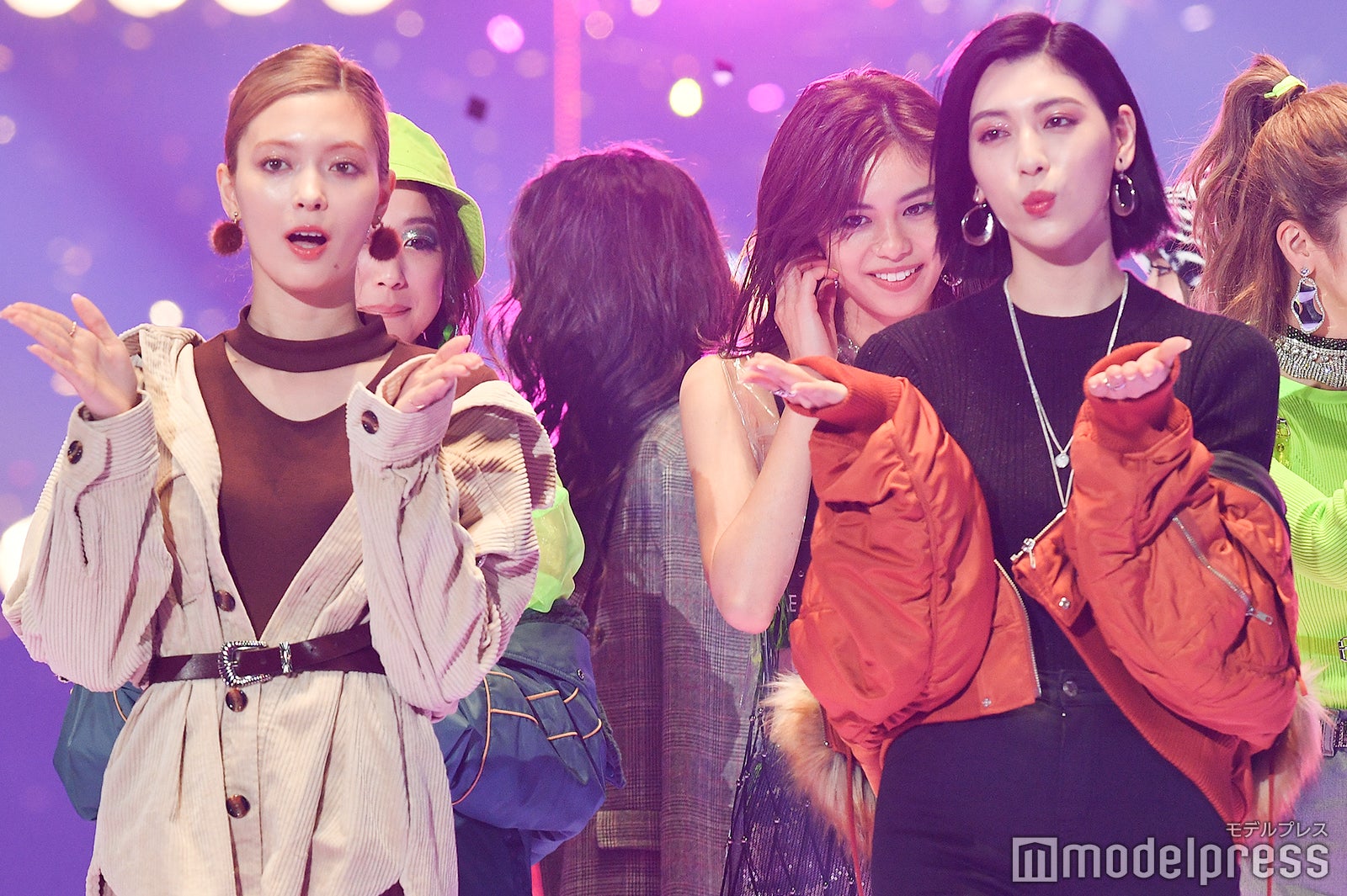 八木アリサ、三吉彩花／フィナーレの様子（C）モデルプレス