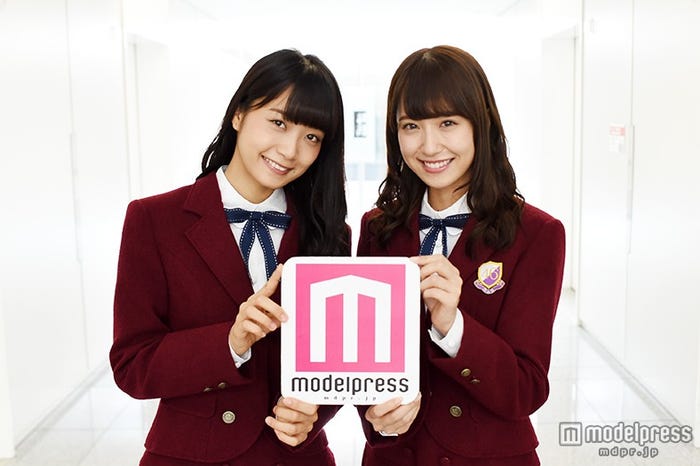 衛藤美彩(右)、深川麻衣(左)