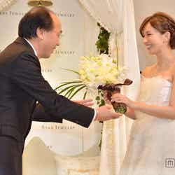 花束をプレゼントされた優木まおみ