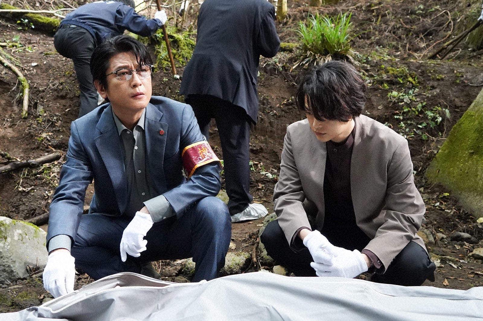 及川光博、瀬戸康史／「霊媒探偵・城塚翡翠」第1話より（C）日本テレビ