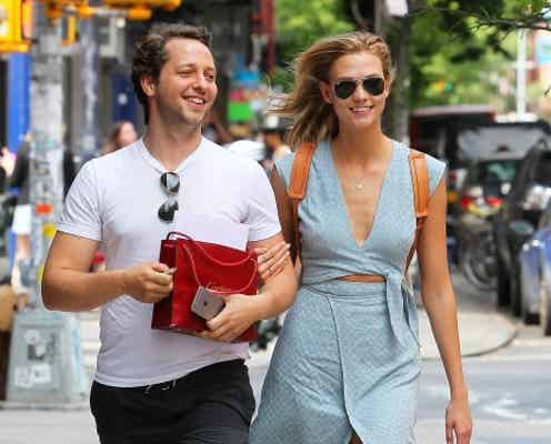 カーリー・クロス、彼氏じゃない男性と笑顔で腕組み