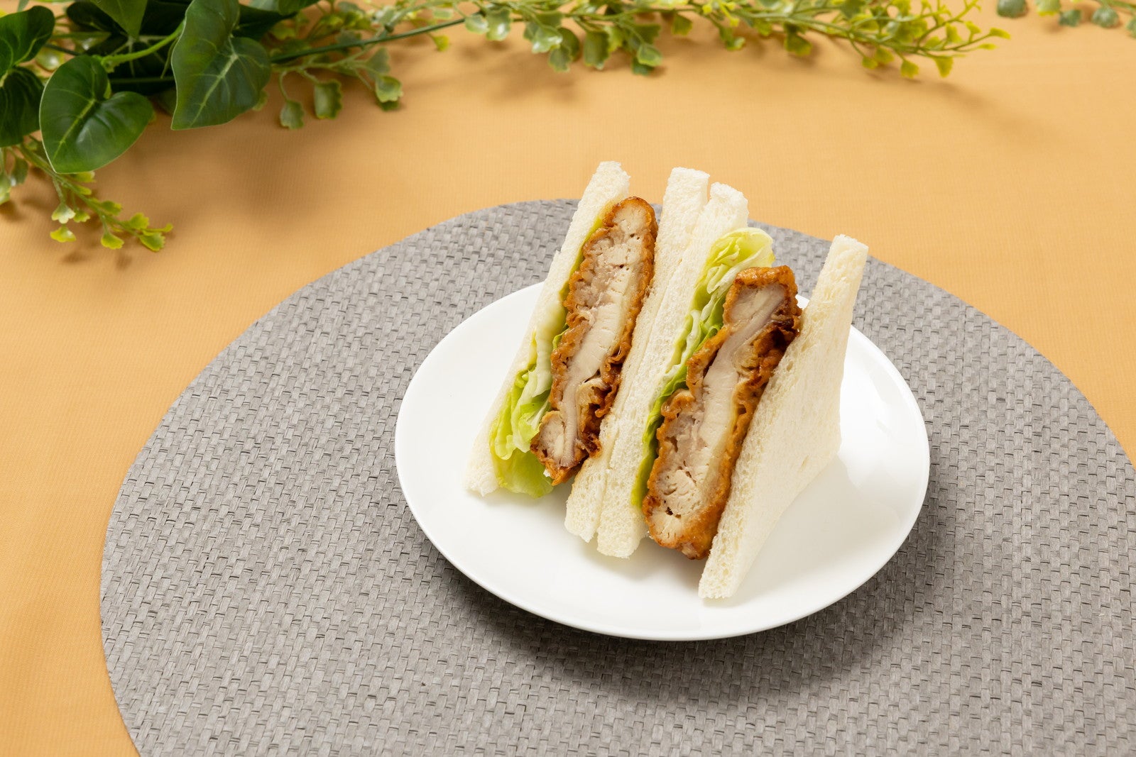 ガツンとガリチキサンド（提供写真）