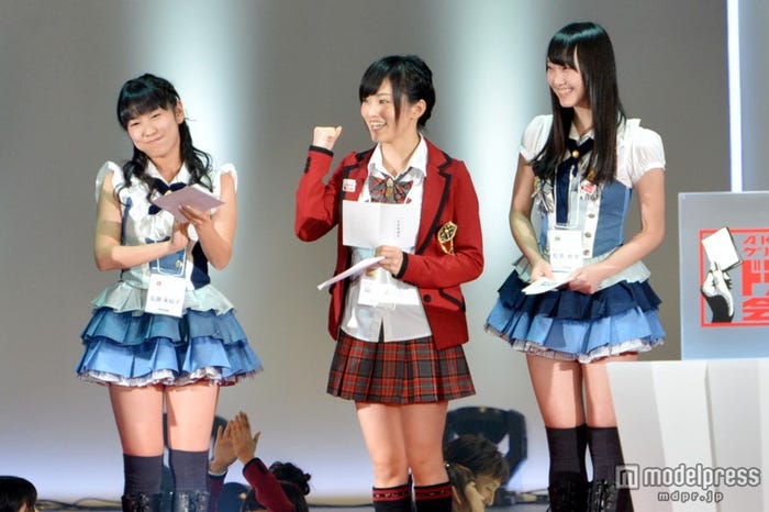 抽選で見事、東京都在住の高校2年生・須藤凜々花さんを当てたNMB48のチームNの山本彩