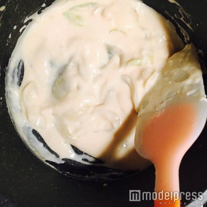 牛乳を加えてとろみを出す/画像提供:柏原歩