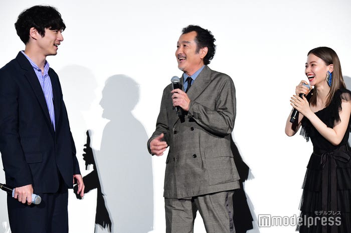 坂口健太郎、吉田鋼太郎、山本舞香 (C)モデルプレス