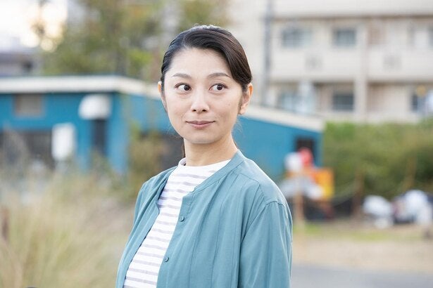 小池栄子“律子”、優しいまなざしが印象的な新場面カットが解禁に＜私は
