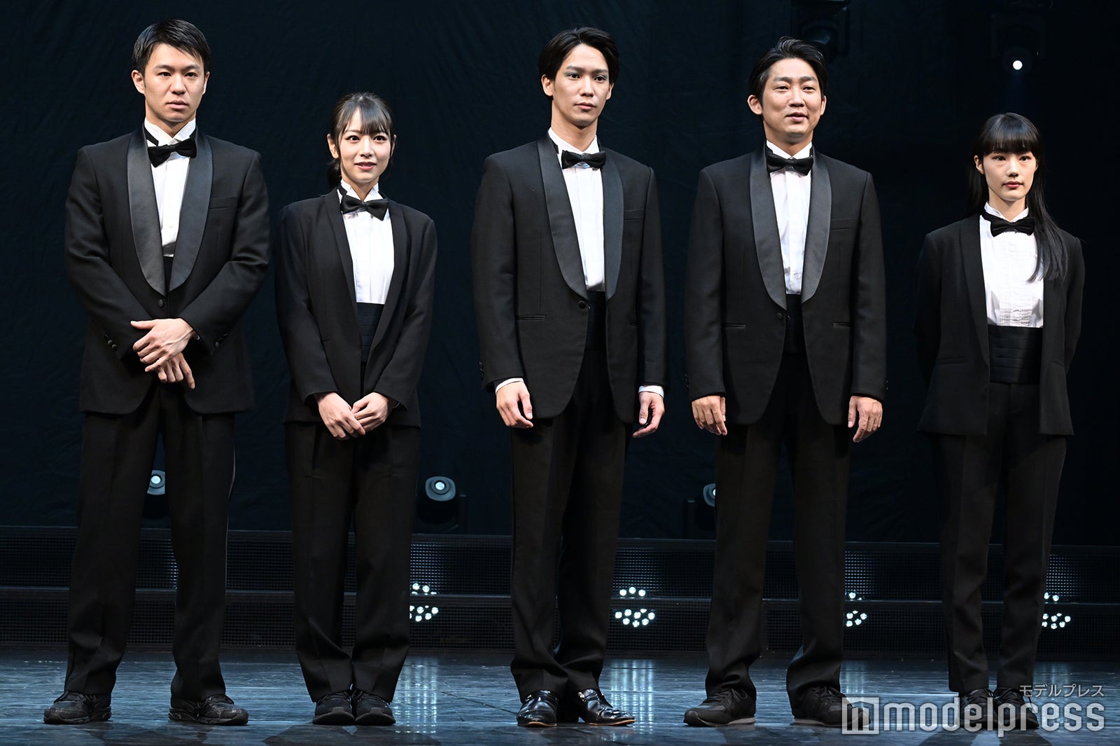 （左から）高橋龍輝、北野日奈子、味方良介、石田明、佐々木ありさ （C）モデルプレス