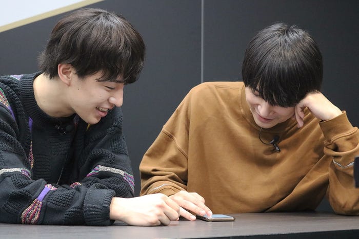 笑顔でメニューをセレクトする富田健太郎、吉沢亮(提供写真)