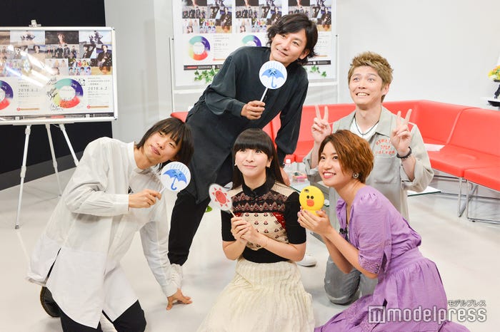 『Amuse Fes 2018 スペシャルトーク Vol.1』(左から)河邉徹(WEAVER)、新藤晴一(ポルノグラフィティ)、かしゆか(Perfume)、Rihwa、KEIGO(FLOW)