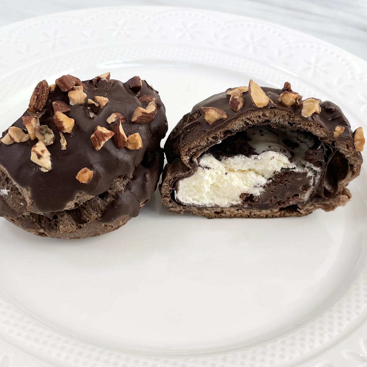 ブラウニーシュー生クリーム入り