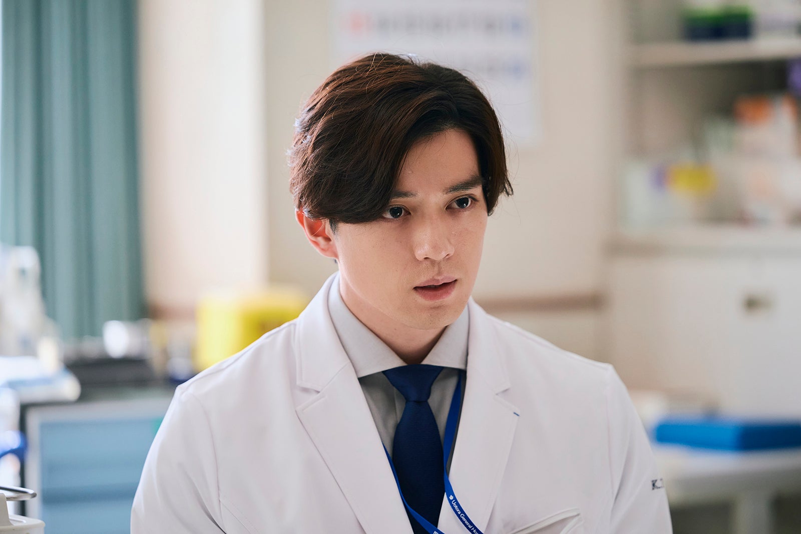 新田真剣佑「19番目のカルテ」第3話（C）TBSスパークル／TBS（撮影：加藤春日）