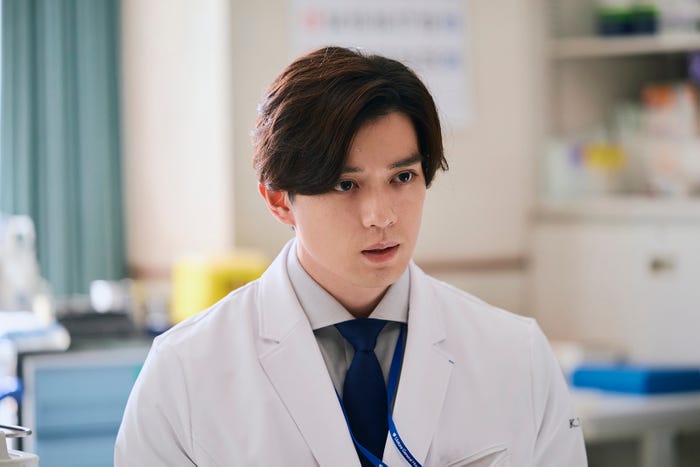新田真剣佑「19番目のカルテ」第3話(C)TBSスパークル/TBS(撮影:加藤春日)