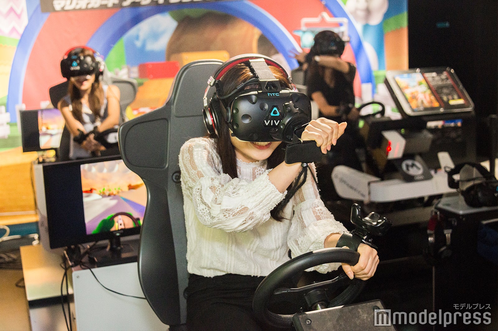 アイテムを上手に使う篭嶋佑実さん（C）モデルプレス