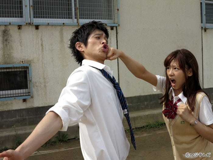 強烈なパンチを繰り出す西内まりや(右)、それを受ける山本裕典(左)/フジテレビ系連続ドラマ「山田くんと7人の魔女」より