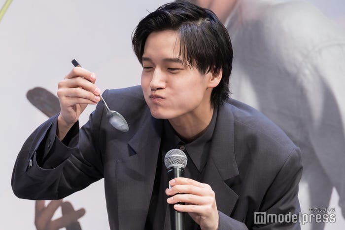 サプライズの誕生日ケーキ頬張る佐野晶哉(C)モデルプレス