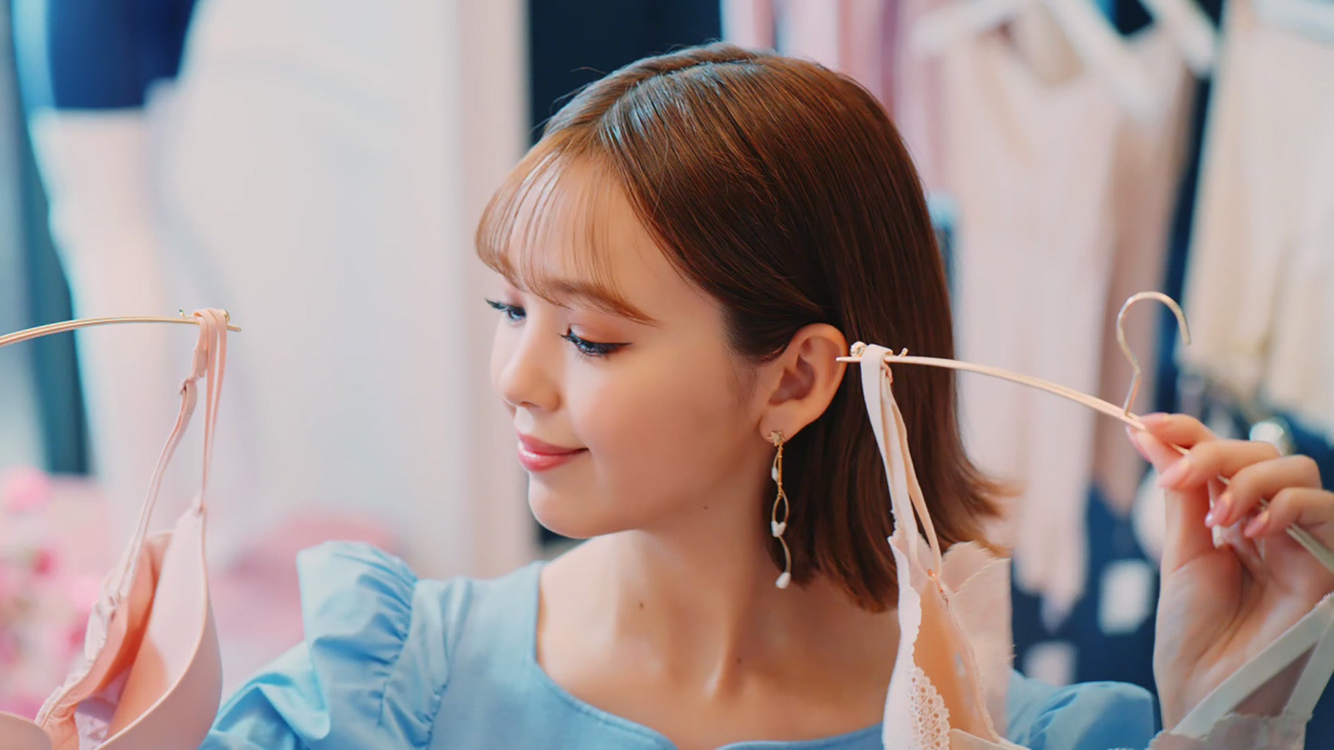 藤田ニコル／TVCM「ま～るく盛れる着やせブラ 欲張りにこるん篇」より（提供写真）