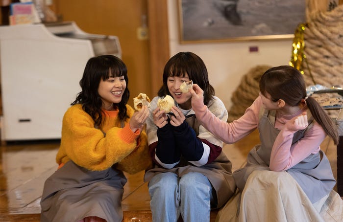 岸井ゆきの、清野菜名、生見愛瑠「日曜の夜ぐらいは…」第1話より(C)ABCテレビ