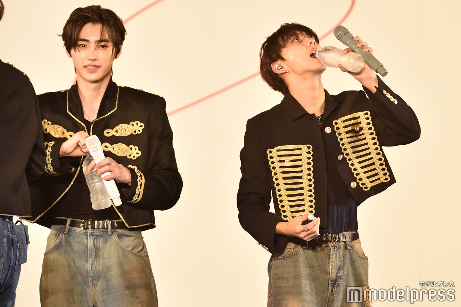 水を飲むSUNGHOON、JUNGWON（C）モデルプレス