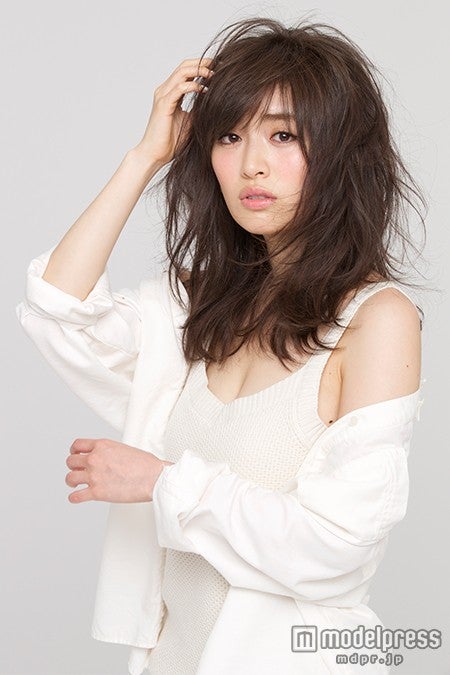 青年誌に初出演した泉里香／「ヤングキング」12号より（C）田中栄治