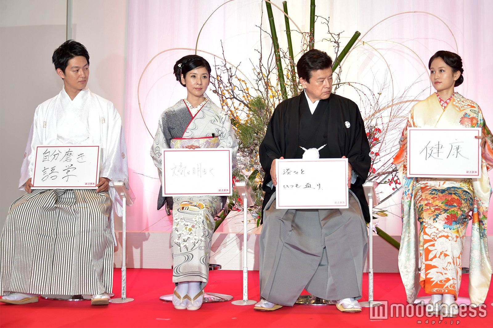 （左から）工藤阿須加、黒木瞳、三浦友和、前田敦子 （C）モデルプレス