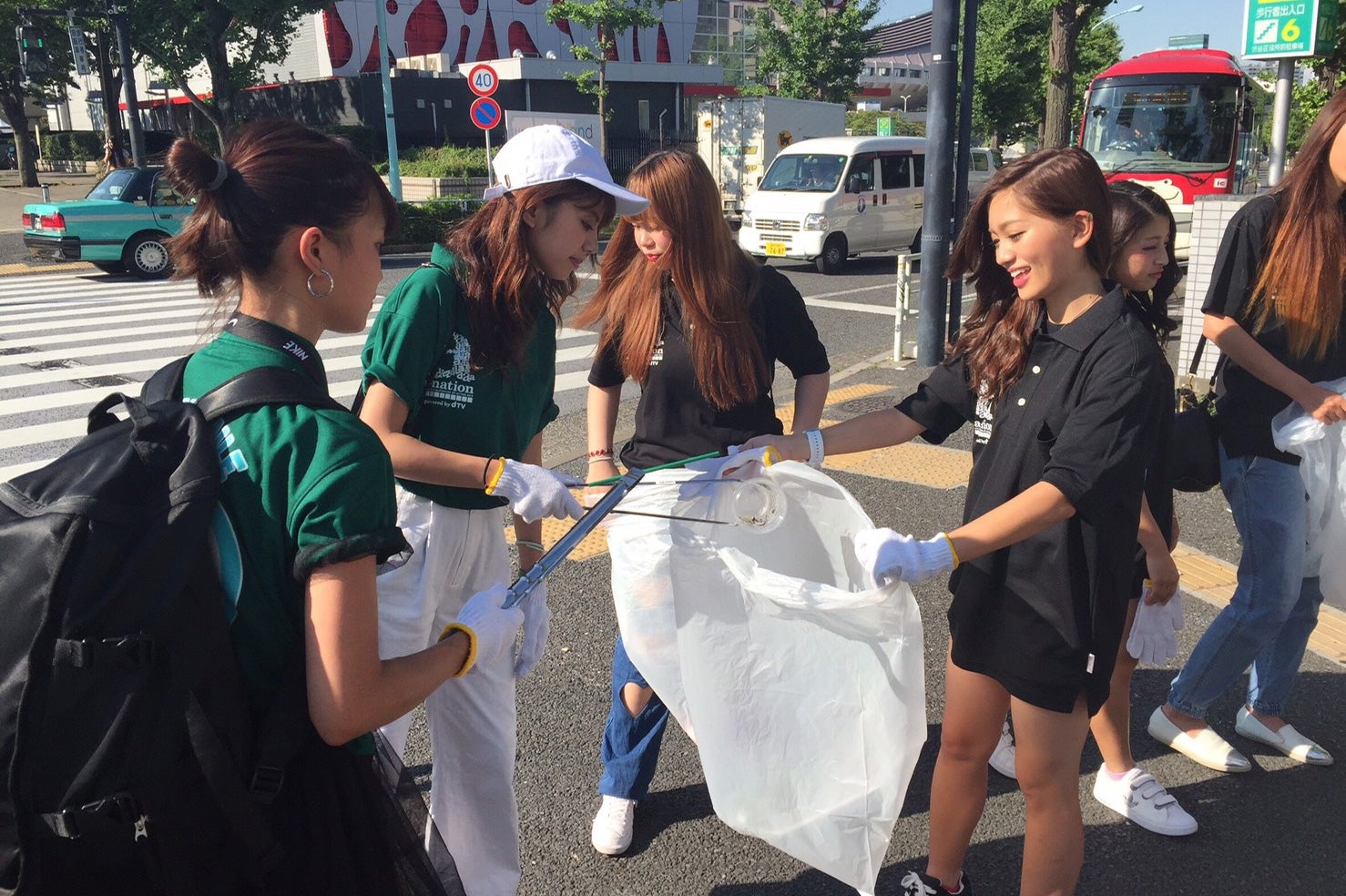 ゴミ拾いの模様