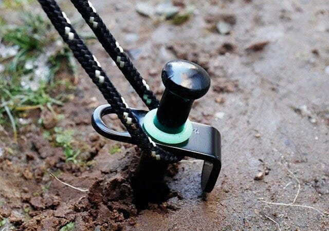 ダイソー 鉄製ペグ(20cm、ペグマーカー付) ダイソーの蓄光マーカー付き鉄製ペグ(20cm、ペグマーカー付)