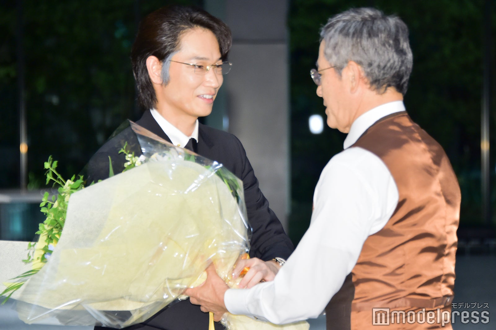小林薫から花束を受け取る綾野剛（C）モデルプレス