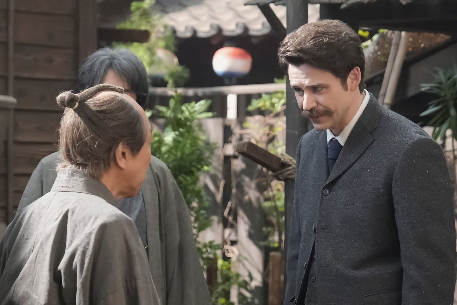 小日向文世、トミー・バストウ「ばけばけ」第71話（C）NHK