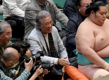 あ！どっかり座る琴桜の真後ろに大物俳優の姿 SNS沸く「めっちゃ楽しそうだった」「みんなオーラ凄いね」