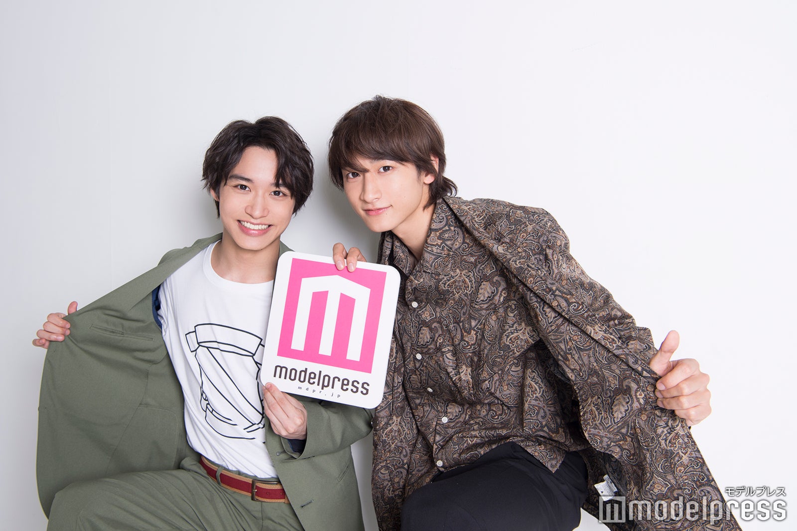 小関さんが次々繰り出すお茶目なポーズに合わせる松岡さん、そんなバランスが微笑ましい！（C）モデルプレス