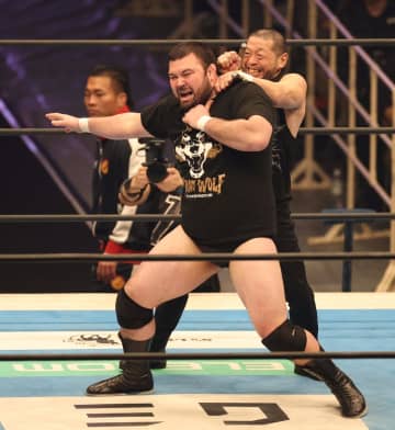 128秒で王座陥落ウルフアロン「腹が立つ」ノーコメントの試合後にX投稿 極悪軍団の介入で初の3カウント献上…会場は怒号も